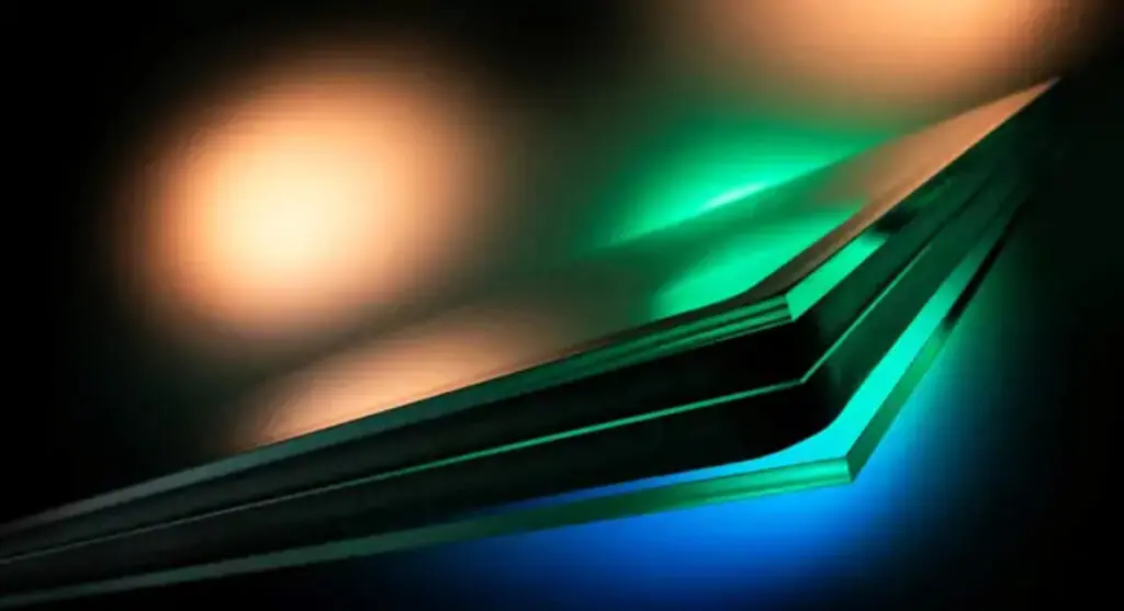 O vidro isolante TPS® com vidro central ultrafino de até 0,5 mm está revolucionando a indústria do vidro